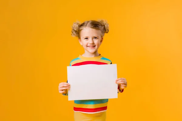 Sarı arka planda beyaz bir çarşaf tutan bir kızın fotoğrafı. Reklam metniniz için boşluk resmini yerleştirerek kopyalayın