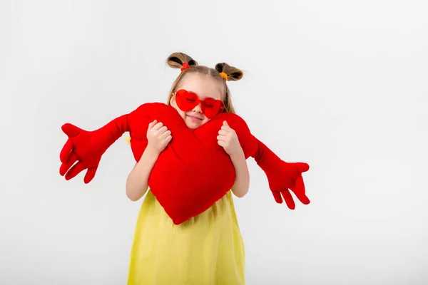 Щаслива Дівчина Окулярах Формі Серця Обіймає Червону Серцеву Подушку Ізольовано — стокове фото
