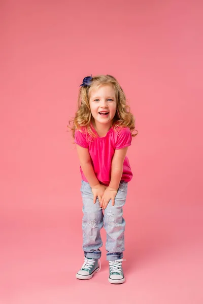 Linda Niña Rubia Camiseta Rosa Jeans Sobre Fondo Rosa Copie —  Fotos de Stock