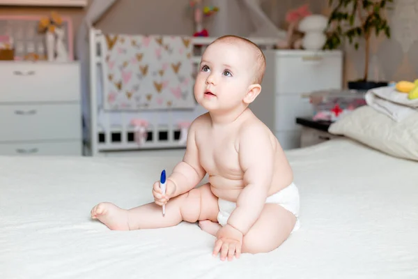 Foto Söt Liten Flicka Sitt Lekrum Med Elektronisk Termometer — Stockfoto