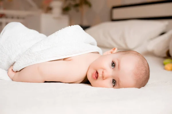 可愛いです幸せな小さな幼児女の子でオムツでホワイトベッド — ストック写真