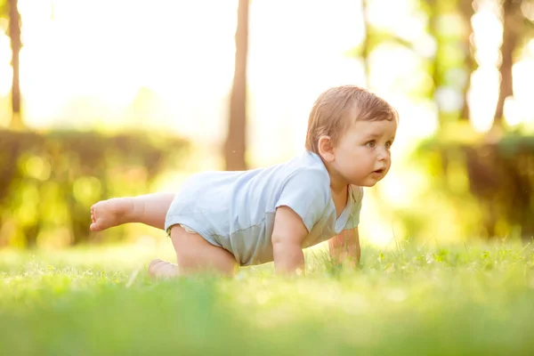 Милий Щасливий Хлопчик Малюк Білому Костюмі Сидить Зеленій Літній Траві — стокове фото