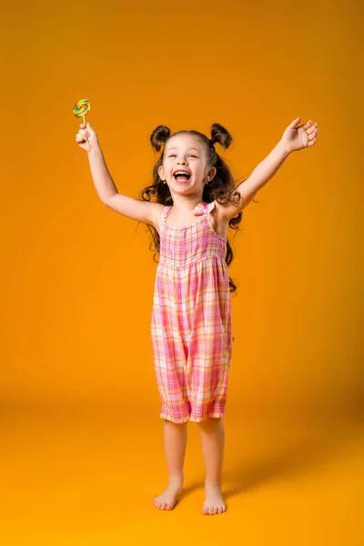 Chica Alegre Con Una Piruleta Sobre Fondo Amarillo Copie Imagen —  Fotos de Stock