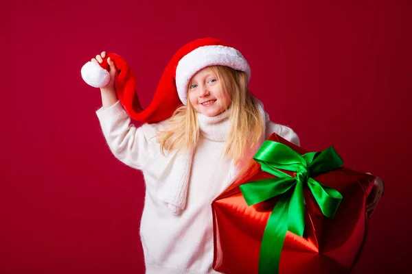 Feliz Niña Rubia Sombrero Santa Sosteniendo Regalo Navidad Copiar Espacio —  Fotos de Stock