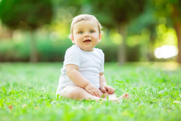 Милий Щасливий Хлопчик Малюк Білому Костюмі Сидить Зеленій Літній Траві — стокове фото