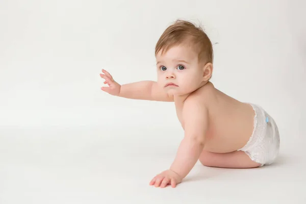 6个月大的健康女婴穿着白色背景的尿布 复制空间图片并放置到文本或广告中 — 图库照片