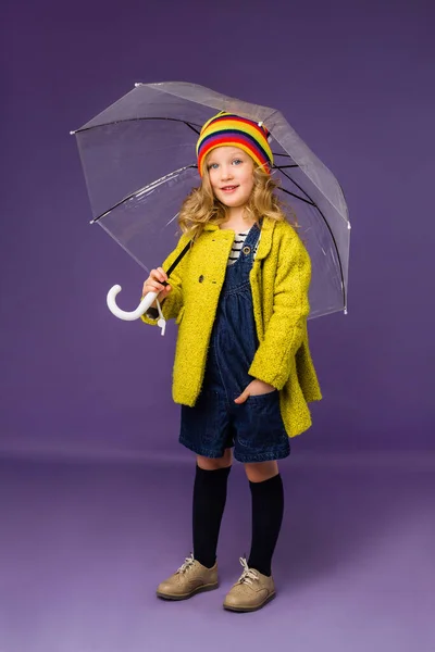 Chica Agradable Impermeable Amarillo Sombrero Colorido Que Sostiene Paraguas Transparente —  Fotos de Stock