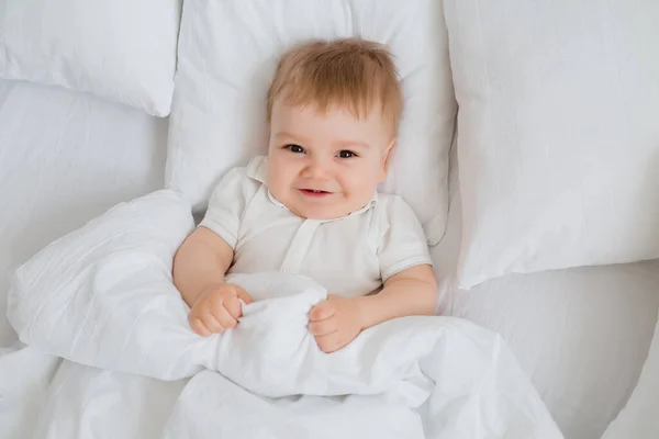 Lindo Niño Feliz Pequeño Acostado Cama — Foto de Stock