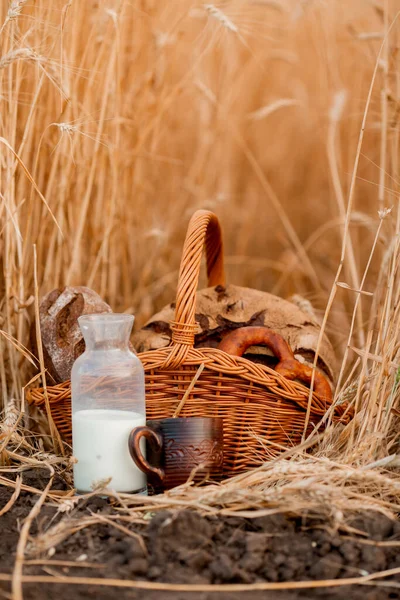 Foto Van Mand Met Vers Gebakken Brood Met Pot Melk — Stockfoto