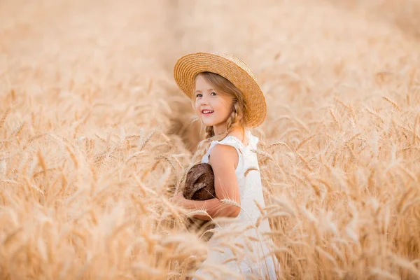 Маленька Блондинка Солом Яному Капелюсі Біла Сукня Тримає Свіжий Хліб — стокове фото