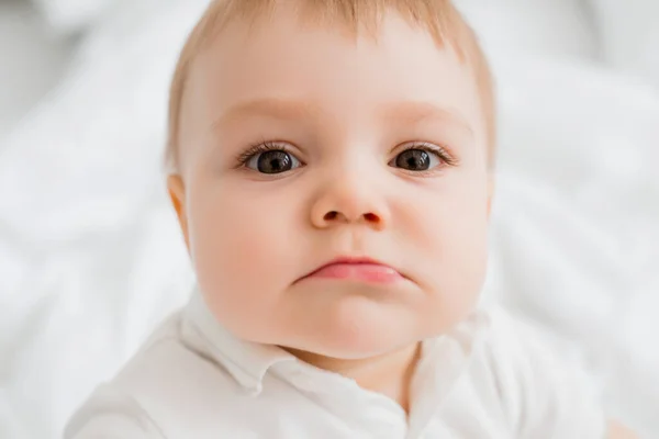 白い背景に白いシャツの愛らしい赤ちゃんの肖像画 — ストック写真