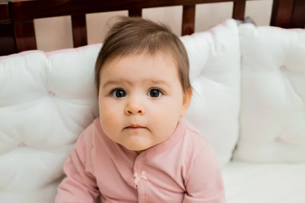 Menina Bonito Criança Rosa Onesie Sua Cama Bebê Madeira Com — Fotografia de Stock