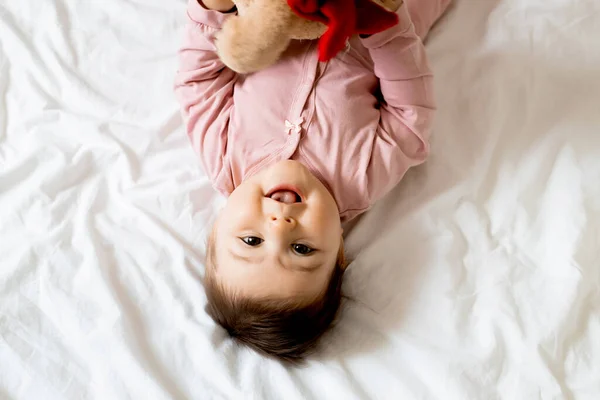 Encantadora Menina Criança Deitada Cama Com Seu Ursinho Pelúcia — Fotografia de Stock