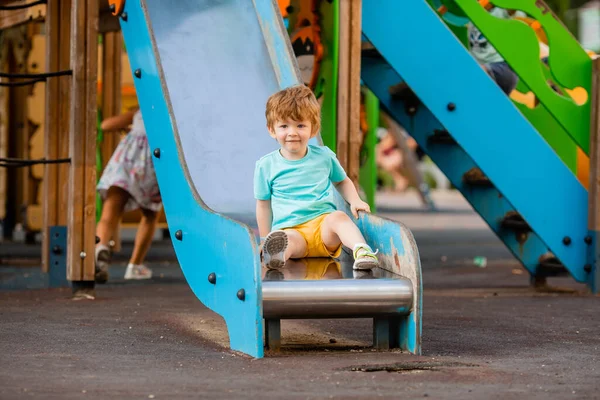 Alegre Ruiva Menino Joga Colorido Slide Escalada Playground Torre — Fotografia de Stock