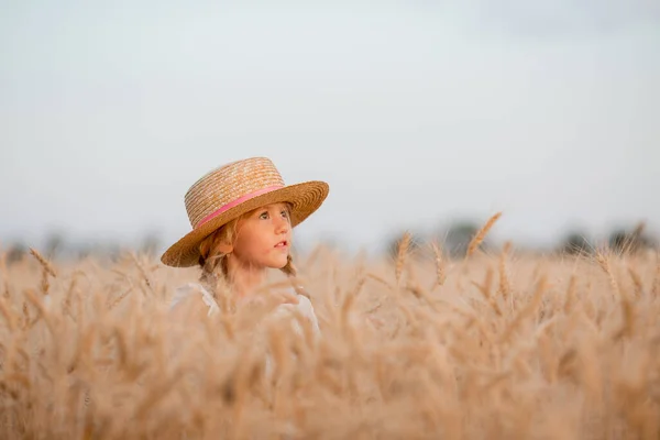 Foto Van Een Klein Blond Meisje Een Strohoed Witte Jurk — Stockfoto