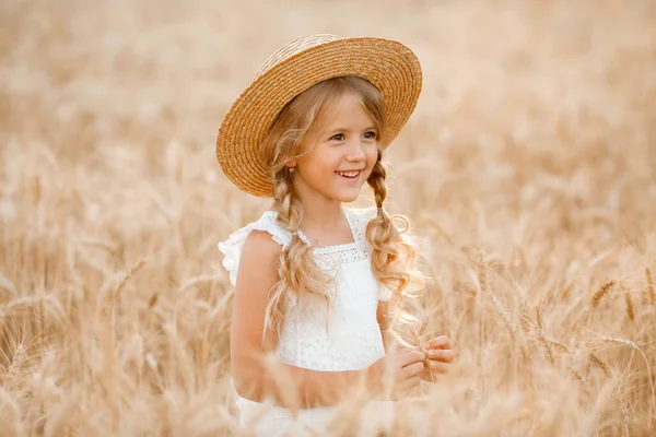 Adorable Petite Fille Dans Chapeau Paille Joue Champ Blé Par — Photo