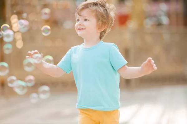 Щасливий Рудий Хлопчик Грає Мильними Бульбашками Літньому Парку Розваг Дитячий — стокове фото