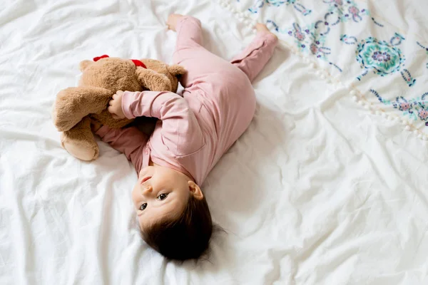 Encantadora Menina Criança Deitada Cama Com Seu Ursinho Pelúcia — Fotografia de Stock