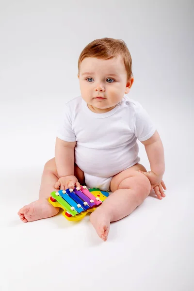 Lindo Niño Pequeño Traje Cuerpo Blanco Juega Con Juguete Del —  Fotos de Stock