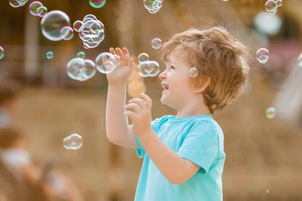 快乐的红头发男孩在夏天的游乐园里玩肥皂泡 儿童的生活方式和幸福概念 — 图库照片