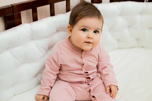 Menina Bonito Criança Rosa Onesie Sua Cama Bebê Madeira Com — Fotografia de Stock