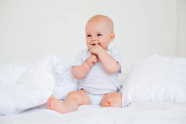 Foto Menino Alegre Meses Bodysuit Branco Cama — Fotografia de Stock