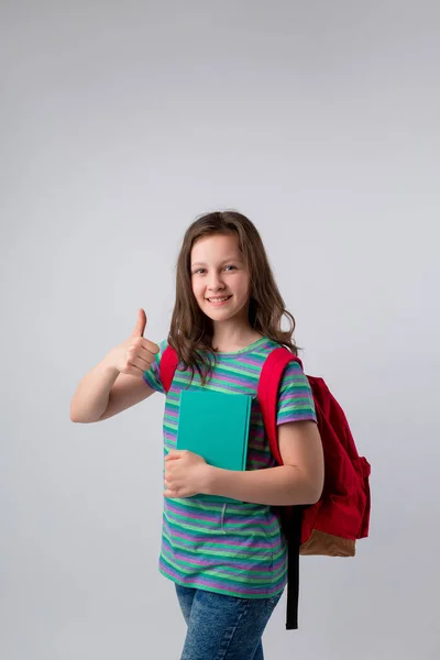 Unga Leende Skolbarn Med Ryggsäck Axlarna Och Anteckningsbok Händerna Isolerad — Stockfoto