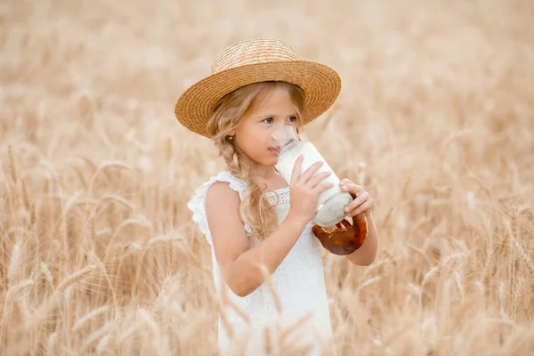Маленька Блондинка Солом Яному Капелюсі Біла Сукня Їсть Хліб Молоко — стокове фото
