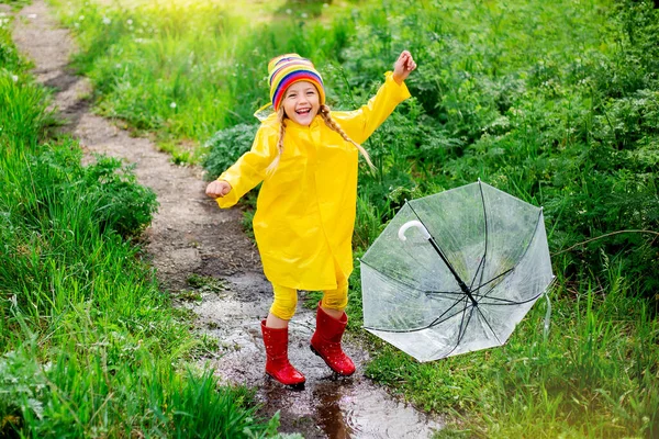 Menina Feliz Capa Chuva Amarela Saltos Guarda Chuva Transparentes Poça — Fotografia de Stock