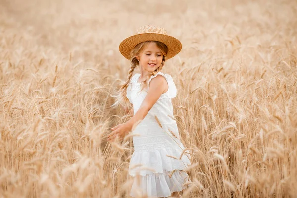 Adorable Petite Fille Dans Chapeau Paille Joue Champ Blé Par — Photo