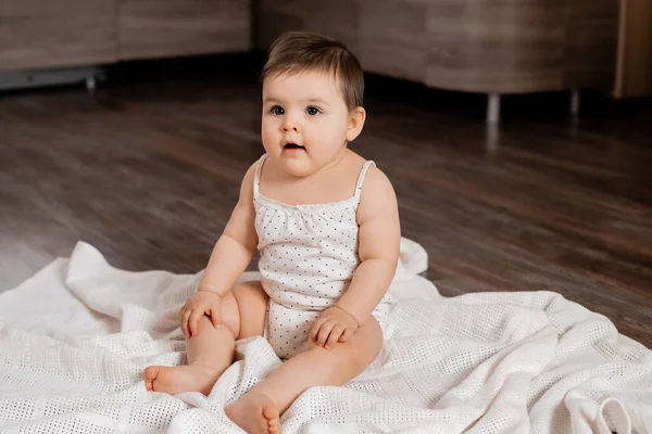 Menina Bonito Criança Branco Pontilhado Superior Senta Chão Madeira Macio — Fotografia de Stock