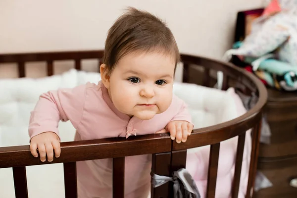 Menina Bonito Criança Rosa Onesie Sua Cama Bebê Madeira Com — Fotografia de Stock