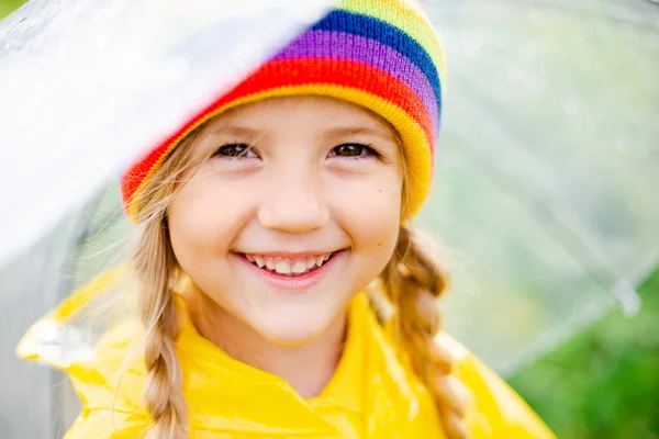 Menina Feliz Capa Chuva Amarela Guarda Chuva Transparente Divertindo Chuva — Fotografia de Stock