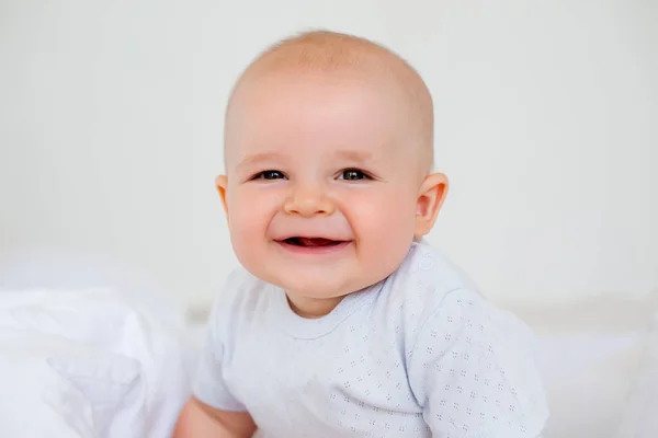 Photo Cheerful Baby Boy Months White Bodysuit Bed — Stock Photo, Image