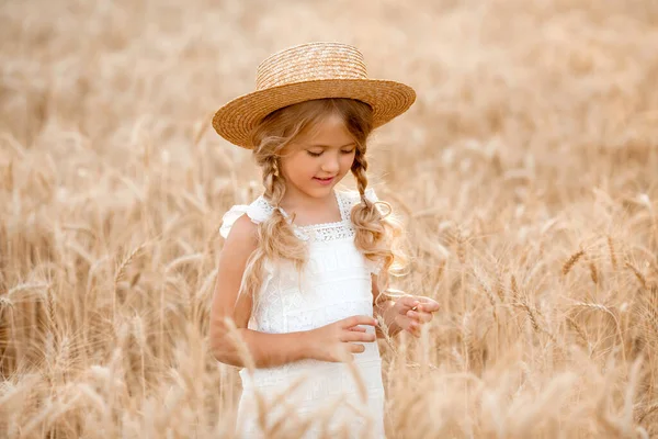 Чарівна Дівчинка Солом Яному Капелюсі Грає Пшеничному Полі Теплий Сонячний — стокове фото