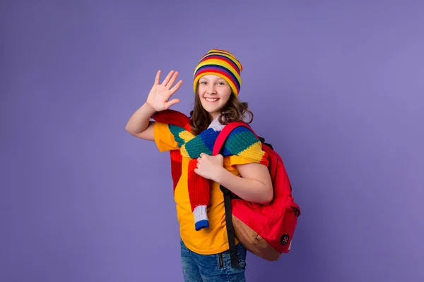 Colegiala Amarillo Con Sombrero Multicolor Suéter Punto Con Una Mochila —  Fotos de Stock