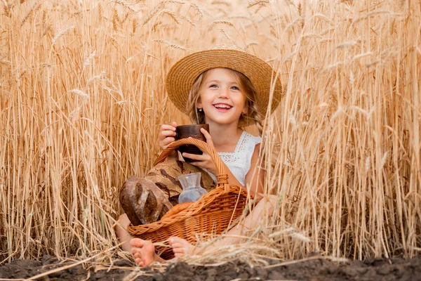 Liten Blond Flicka Ett Vetefält Med Korg Hembakat Bröd Miljövänligt — Stockfoto