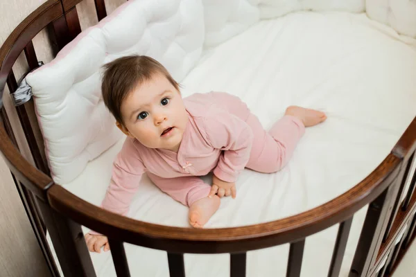 Menina Bonito Criança Rosa Onesie Sua Cama Bebê Madeira Com — Fotografia de Stock