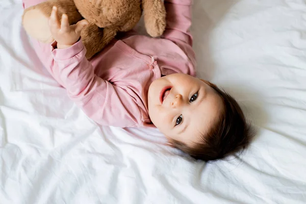 Чарівна Маленька Дівчинка Лягає Ліжко Своїм Плюшевим Ведмедем — стокове фото