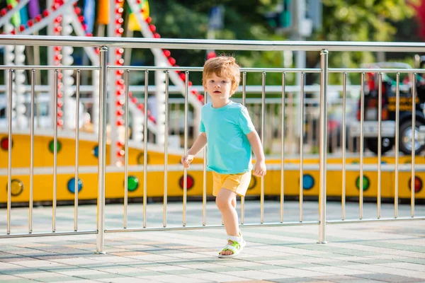 Щасливий Маленький Хлопчик Синій Футболці Прогулюється Літньому Парку Розваг Концепція — стокове фото