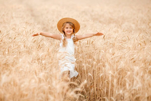 Adorable Petite Fille Dans Chapeau Paille Joue Champ Blé Par — Photo