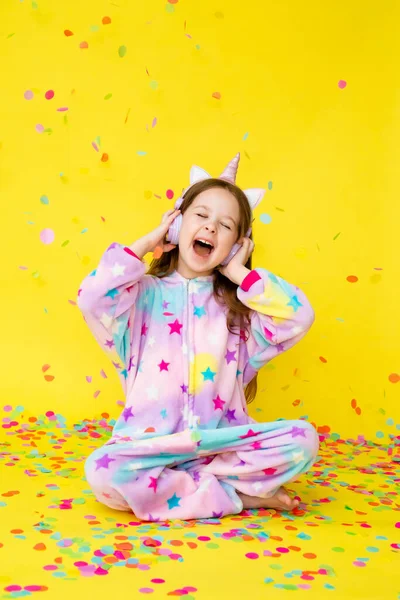 Niña Con Pelo Largo Usando Mono Unicornio Auriculares Jugando Con —  Fotos de Stock