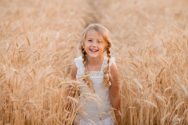 Adorable Fille Souriante Dans Une Robe Blanche Avec Des Tresses — Photo