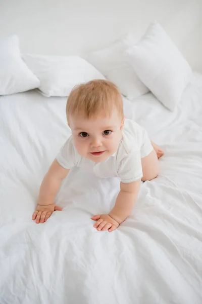 かわいいです幸せな小さな幼児男の子敷設でベッド — ストック写真
