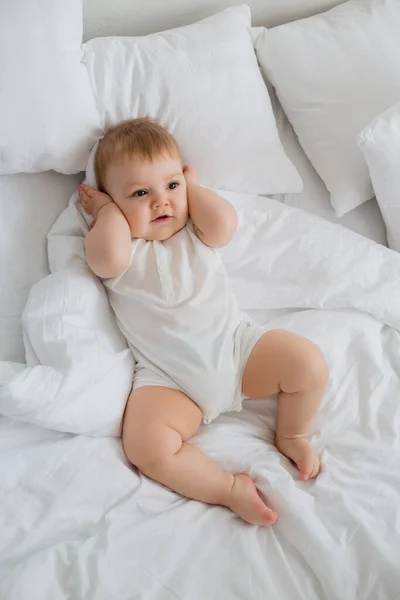 Bonito Menino Pequeno Feliz Deitado Cama — Fotografia de Stock