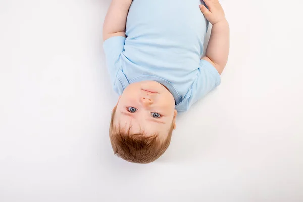 Фотографія Симпатичного Хлопчика Малюка Блакитному Костюмі Білому Тлі Копіювальним Простором — стокове фото