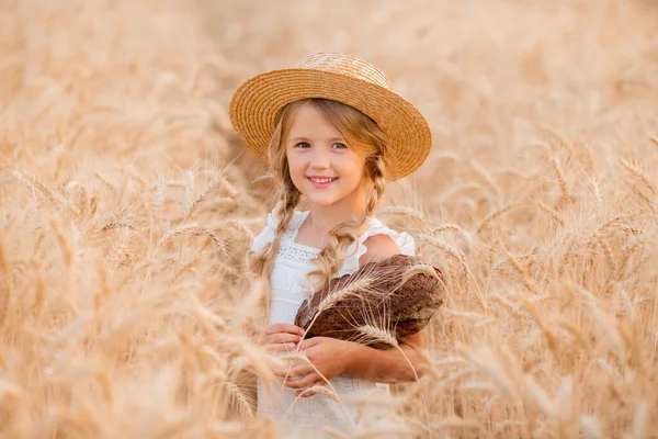 Маленька Блондинка Солом Яному Капелюсі Біла Сукня Тримає Свіжий Хліб — стокове фото
