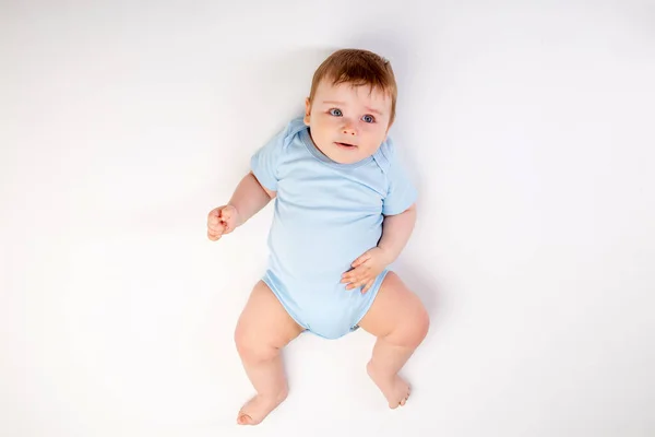 かわいいです幼児男の子8ヶ月古いですで青Bodysuits上の白い背景 スペースのためにテキスト — ストック写真