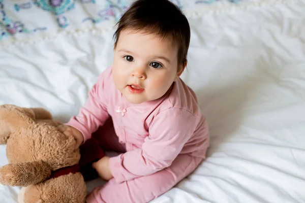 Charming Little Toddler Girl Laying Bed Her Teddy Bear — Stock Photo, Image