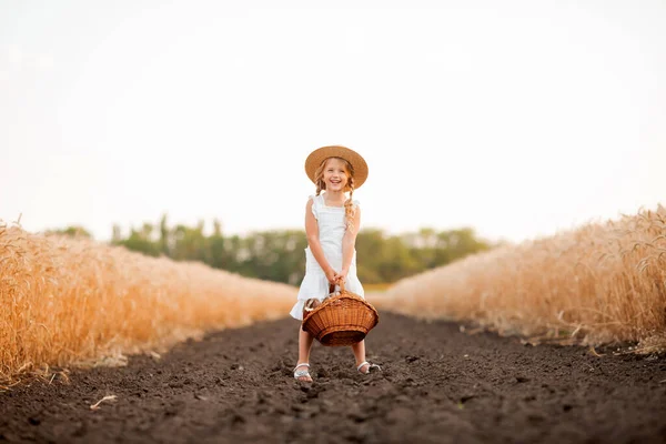 Een Klein Blond Meisje Een Tarweveld Met Een Mand Zelfgebakken — Stockfoto